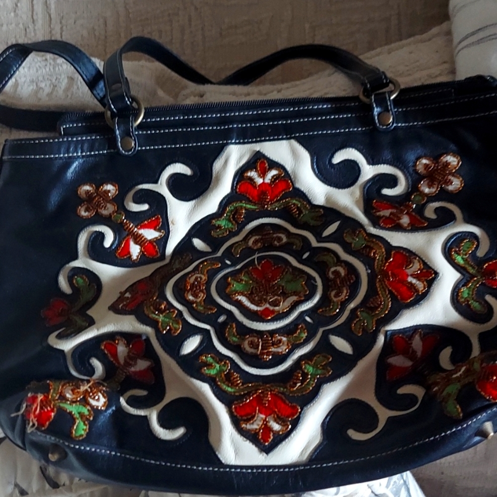 Isabella Fiore leather with crocheted design